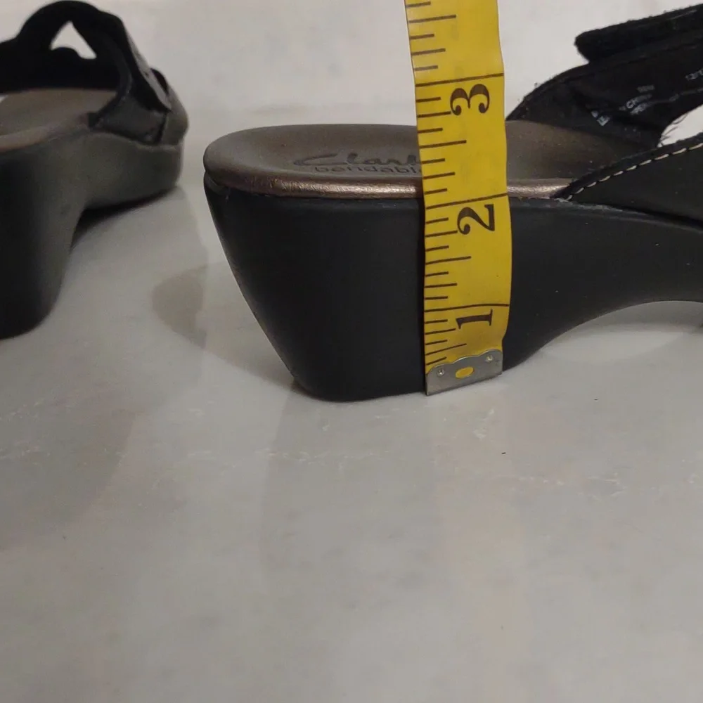 Clark's Bendables Women's Black Leather Laser Cutout Slip On Sandals Size 9.5